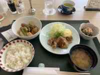 テーブルに置いている様々な料理
AI 生成コンテンツは誤りを含む可能性があります。