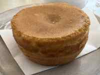 食品, ケーキ, テーブル, 座る が含まれている画像
AI 生成コンテンツは誤りを含む可能性があります。