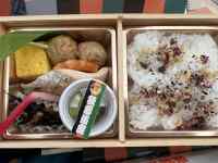 トレイの上にあるいろんな食べ物
AI 生成コンテンツは誤りを含む可能性があります。