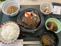 テーブルの上にあるいろんな料理
AI 生成コンテンツは誤りを含む可能性があります。