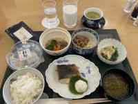 テーブルの上にあるいろんな食べ物
AI 生成コンテンツは誤りを含む可能性があります。