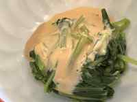 皿の上にあるサラダ
AI 生成コンテンツは誤りを含む可能性があります。