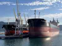 港に停泊しているボート
AI 生成コンテンツは誤りを含む可能性があります。