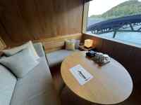 座る, テーブル, 大きい, 部屋 が含まれている画像
AI 生成コンテンツは誤りを含む可能性があります。