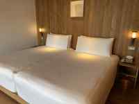 ホテルのベッドルーム
AI 生成コンテンツは誤りを含む可能性があります。