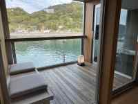 窓のそばに置かれているベンチ
AI 生成コンテンツは誤りを含む可能性があります。