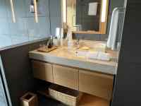 シャワールームと洗面台
AI 生成コンテンツは誤りを含む可能性があります。