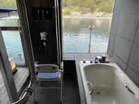 窓に付いているバスルーム
AI 生成コンテンツは誤りを含む可能性があります。