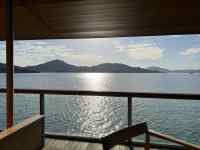 水, 木製, 椅子, 建物 が含まれている画像
AI 生成コンテンツは誤りを含む可能性があります。