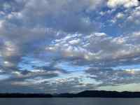 雲の間から見える海
AI 生成コンテンツは誤りを含む可能性があります。