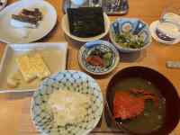 テーブルの上に並べられた料理
AI 生成コンテンツは誤りを含む可能性があります。