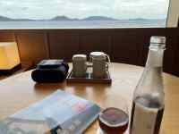 テーブル, 屋内, 窓, 座る が含まれている画像
AI 生成コンテンツは誤りを含む可能性があります。