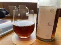 テーブルの上の飲み物が入ったグラス
AI 生成コンテンツは誤りを含む可能性があります。