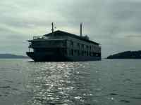 水に浮かんでいる船
AI 生成コンテンツは誤りを含む可能性があります。