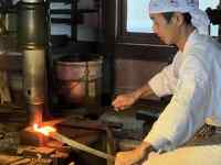 キッチンで料理をしている男性
AI 生成コンテンツは誤りを含む可能性があります。