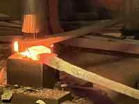 屋内, 建物, テーブル, 部屋 が含まれている画像
AI 生成コンテンツは誤りを含む可能性があります。