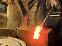 屋内, キッチン, テーブル, 座る が含まれている画像
AI 生成コンテンツは誤りを含む可能性があります。