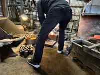 屋内, 人, 男, 準備中 が含まれている画像
AI 生成コンテンツは誤りを含む可能性があります。