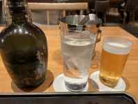 テーブルの上のボトルとグラス
AI 生成コンテンツは誤りを含む可能性があります。