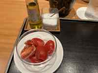 テーブルの上の食べ物
AI 生成コンテンツは誤りを含む可能性があります。