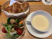 皿の上の食事と飲み物
AI 生成コンテンツは誤りを含む可能性があります。