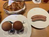 テーブルの上の食べ物
AI 生成コンテンツは誤りを含む可能性があります。