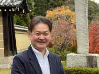 スーツを着た男性
AI 生成コンテンツは誤りを含む可能性があります。