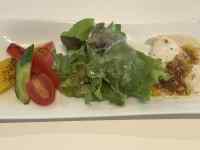 皿の上の肉と野菜のサラダ
AI 生成コンテンツは誤りを含む可能性があります。