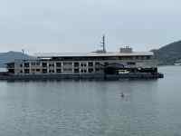 港に停泊しているボート
AI 生成コンテンツは誤りを含む可能性があります。