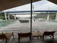 テーブル, 建物, ベンチ, 椅子 が含まれている画像
AI 生成コンテンツは誤りを含む可能性があります。