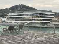 屋外, 建物, 水, 座る が含まれている画像
AI 生成コンテンツは誤りを含む可能性があります。