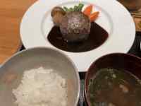 皿の上の食べ物
AI 生成コンテンツは誤りを含む可能性があります。