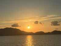 夕日が沈む水辺
AI 生成コンテンツは誤りを含む可能性があります。