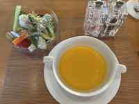 木製テーブルの上にあるスープ
AI 生成コンテンツは誤りを含む可能性があります。