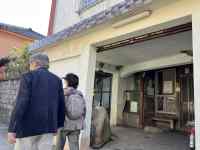 建物の前に立っている人
AI 生成コンテンツは誤りを含む可能性があります。