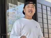 白い壁の前にいる男性
AI 生成コンテンツは誤りを含む可能性があります。