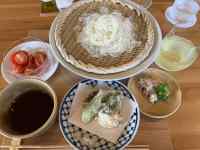 テーブル, 皿, カップ, 屋内 が含まれている画像
AI 生成コンテンツは誤りを含む可能性があります。