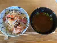 木製テーブルの上にある食べ物
AI 生成コンテンツは誤りを含む可能性があります。