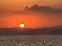 夕日が沈む水辺
AI 生成コンテンツは誤りを含む可能性があります。