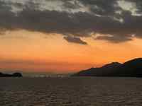 夕日が沈む海岸
AI 生成コンテンツは誤りを含む可能性があります。