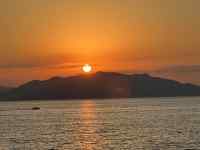 夕日が沈む水辺
AI 生成コンテンツは誤りを含む可能性があります。