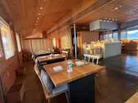 テーブルに置いている様々な家具
AI 生成コンテンツは誤りを含む可能性があります。