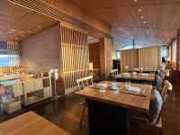 天井からぶら下がっているキッチン
AI 生成コンテンツは誤りを含む可能性があります。