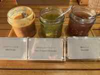 カップ, 食品, テーブル, メガネ が含まれている画像
AI 生成コンテンツは誤りを含む可能性があります。