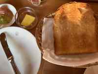 食品, テーブル, 皿, 座る が含まれている画像
AI 生成コンテンツは誤りを含む可能性があります。