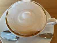 皿の上に置かれたコーヒーカップ
AI 生成コンテンツは誤りを含む可能性があります。