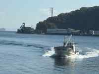 水に浮かんでいる船
AI 生成コンテンツは誤りを含む可能性があります。