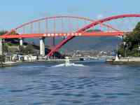 水, 建物, 屋外, 橋 が含まれている画像
AI 生成コンテンツは誤りを含む可能性があります。