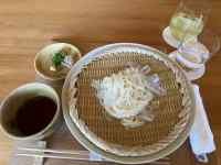 カップ, テーブル, コーヒー, 食品 が含まれている画像
AI 生成コンテンツは誤りを含む可能性があります。