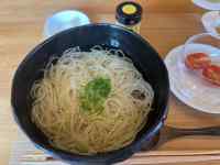 皿の上にあるスープ
AI 生成コンテンツは誤りを含む可能性があります。